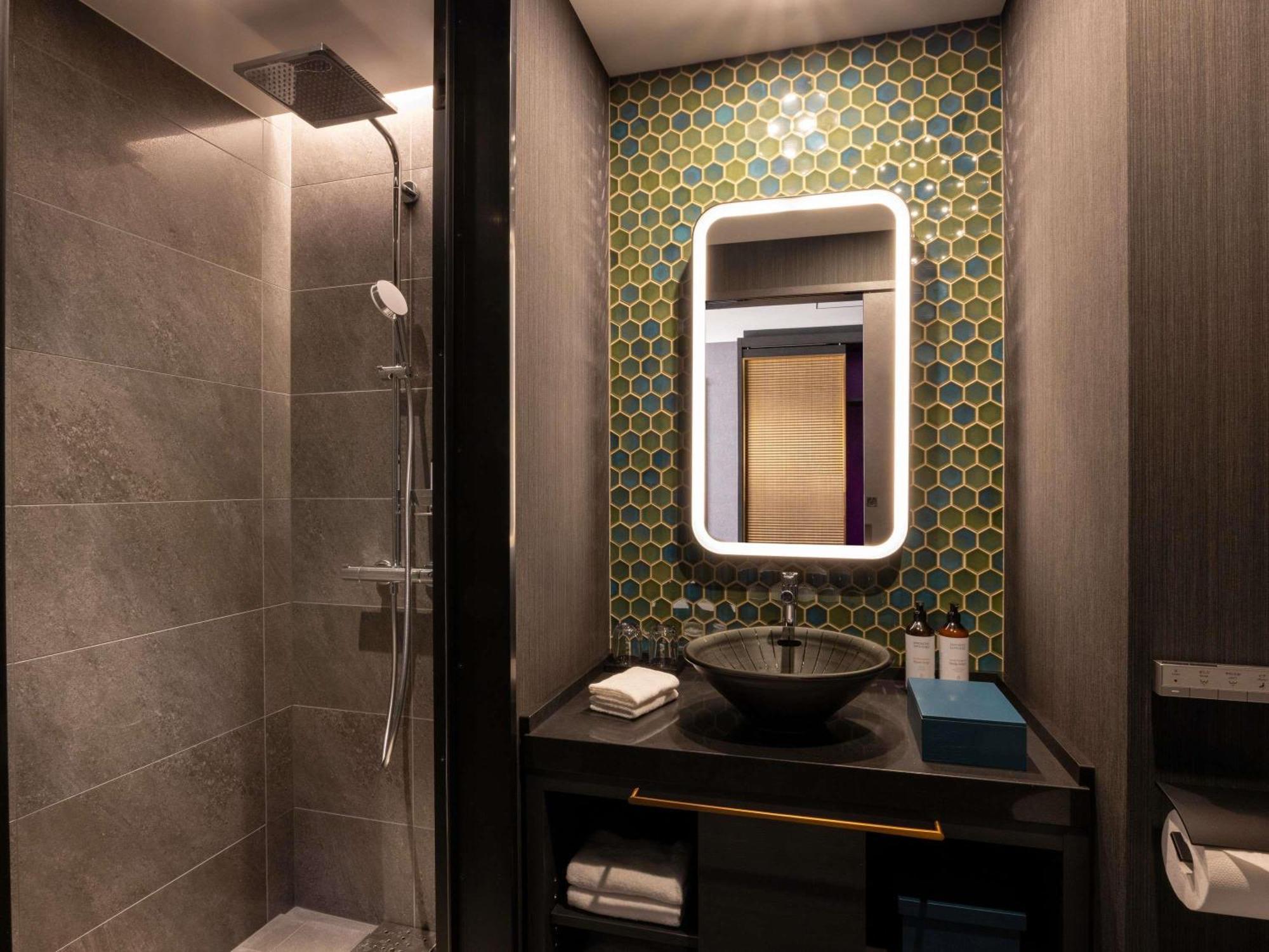 Superior Twin Room Shower Booth Non Smoking